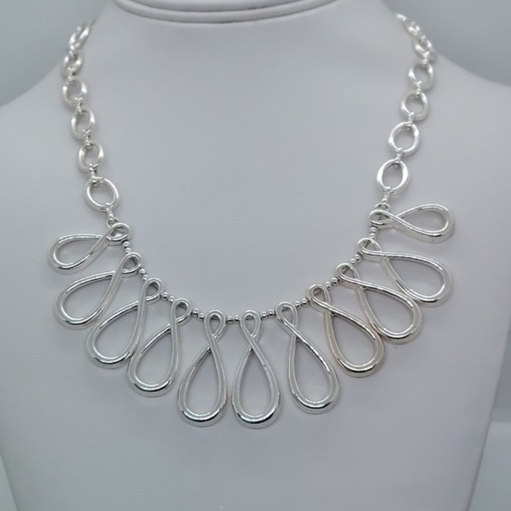 Necklace Silver tone loop drop‎